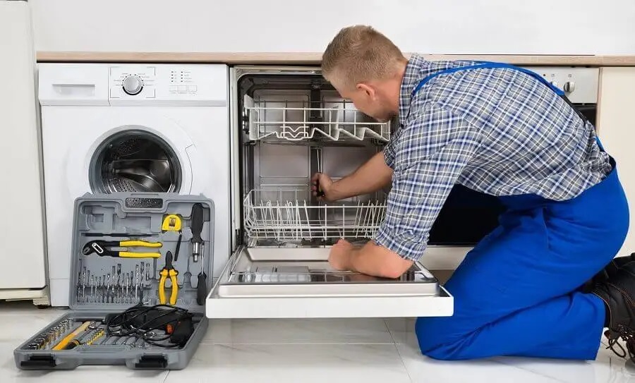 Şereflikoçhisar Protherm servisi teknisyen ekibi beyaz eşya tamiri yaparken